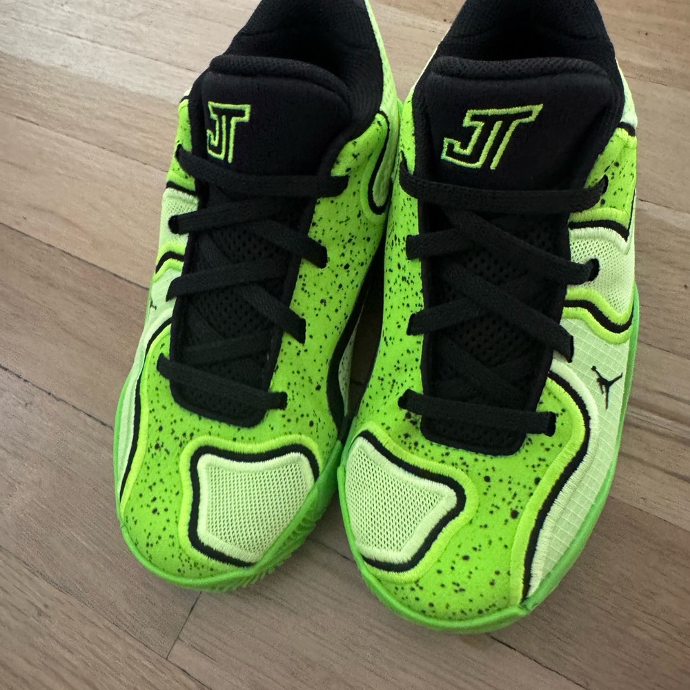 Jordan Green and Black Sneakers Modern Athletic Design